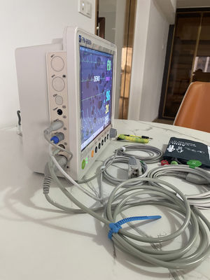 12,1-дюймовый портативный монитор пациента с 5 параметрами и 16 языками для медицинского использования