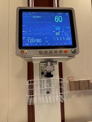 Металлическая стенка с регулируемой высотой для монтажа монитора пациента больничного отделения